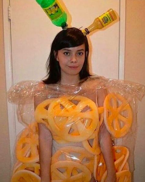 19 Disfraces ingeniosos que solo se le pudieron ocurrir a un mexicano Funny Mexican Halloween Costumes, Mexican Halloween Costume, Disfraces Ideas, Food Halloween Costumes, Mexican Halloween, Creative Halloween Costumes Diy, Hispanic Aesthetic, Themed Halloween Costumes, Vegan Halloween