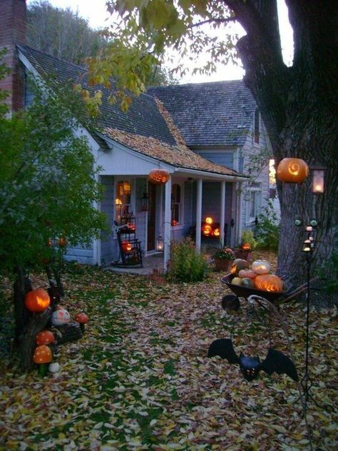 Aesthetic Halloween Porch, Halloween Decor Exterior, Classic Halloween Aesthetic, Halloween House Ideas, Pretty Halloween Decor, Halloween Aesthetic Pictures, Fall Spooky Aesthetic, Halloween Town Aesthetic, Halloween Decorations Aesthetic