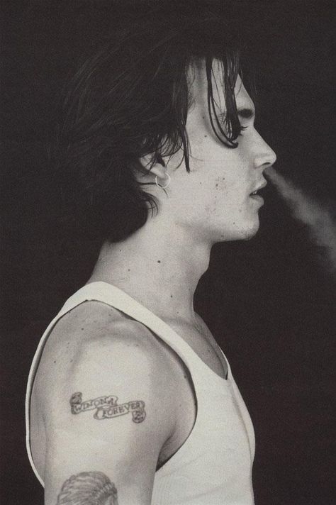 Johnny Depps winona forever tatoo Johnny Depp 90s, Johnny Depp Tattoos, Johnny And Winona, Johnny Depp And Winona, Deep Tattoo, John Depp, جوني ديب, Forever Tattoo, Winona Forever