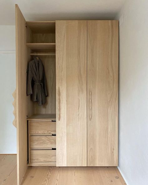 Small Bedroom Wardrobe, Single Door Wardrobe, Clothing Rack Bedroom, Minimalist Bedroom Furniture, Avalon Beach, Unique Bedroom Design, Small Apartment Bedrooms, Oak Wardrobe, Wooden Closet