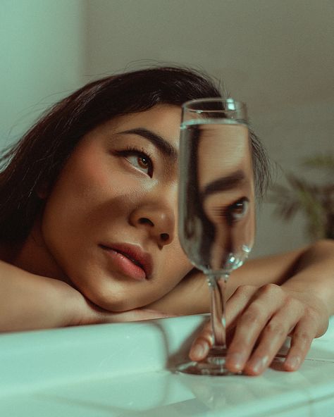 Photography Creative Portrait, Reflective Portrait Photography, Self Portrait Creative Ideas, Artsy Portrait Photography Creative, Simple Portrait Photography Ideas, Hope Photography Inspiration, Self Portrait Inspiration, Photography With Glasses, Mirror Self Portrait Photography