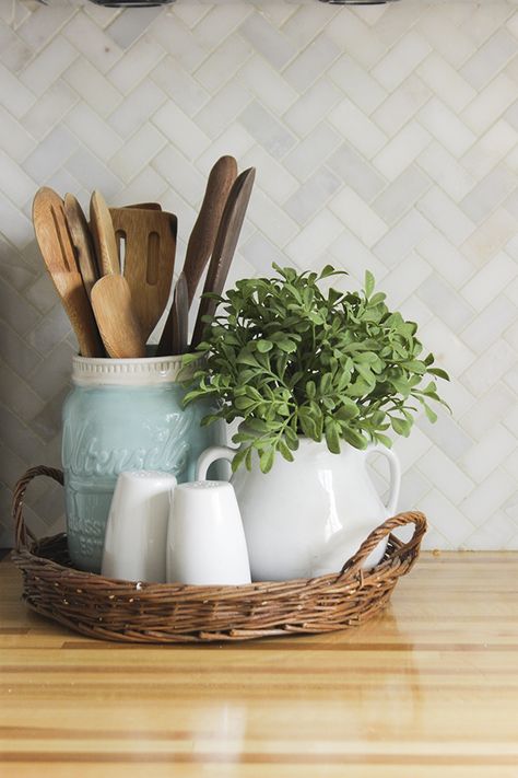 small basket tray with utensil crock, s&p, and a decorative plant. Functional and pretty decor idea for the kitchen counters! Primitive Kitchen, Små Rum Lidt Plads, Counter Decor, Kitchen Counter Decor, Utensil Crock, Basket Tray, Small Basket, Pretty Decor, Tabletop Decor