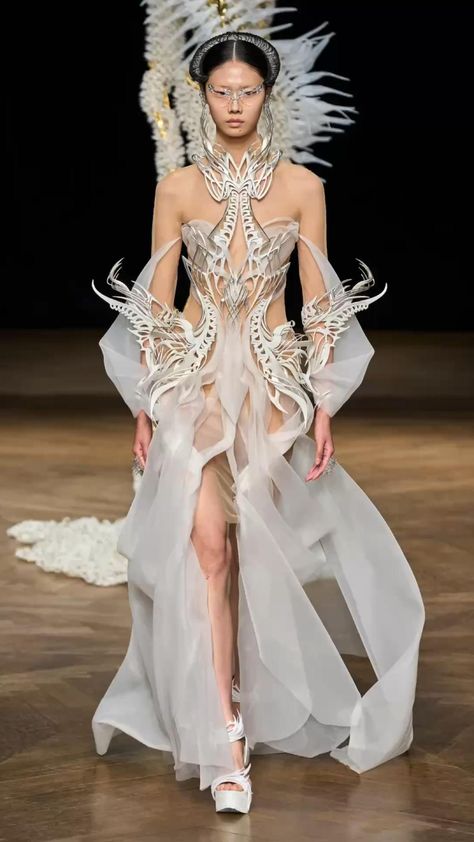 Iris Van Herpen Couture, Fall 2022 Couture, 2022 Couture, Runway Fashion Couture, Collection Couture, Iris Van Herpen, Couture Mode, Futuristic Fashion, Modieuze Outfits