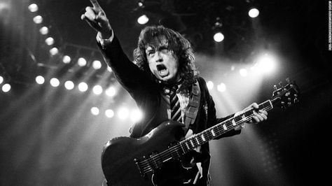 Ac Dc Guitarist, Thunderstruck Acdc, Acdc Angus Young, Famous Guitars, Bon Scott, Angus Young, Best Guitarist, Best Rock, Rock Legends