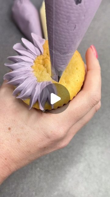 Making Flowers With Frosting, Easy Flower Cupcakes, Cake Piping Techniques, Buttercream Flowers Tutorial, Buttercream Flowers Cupcakes, Cupcakes Flores, Cupcake Flowers, Pieces Cake, Cupcake Flower Bouquets