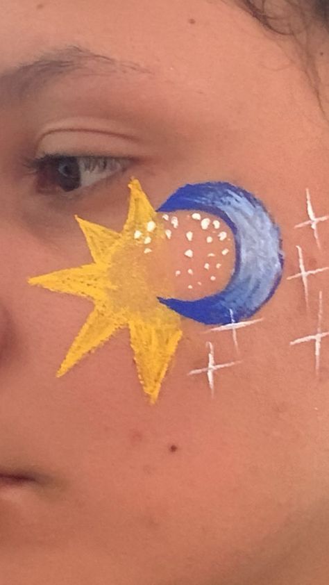 Pintura facial sol e a lua Simple Cheek Face Paint, Aesthetic Face Paint Ideas Easy, Solar System Face Paint, Easy Things To Face Paint, Cute Face Painting Aesthetic Easy, Tiny Face Paint Ideas, Easy Fast Face Painting Ideas, Easy Cute Face Painting, Face Painting Small Cheek Art