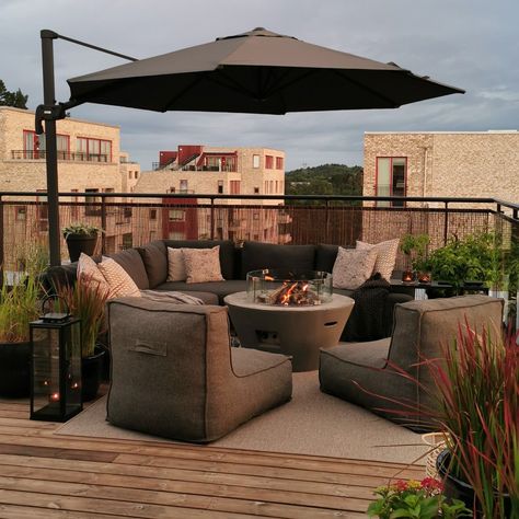 Modern Rooftop Terrace Outdoor Seating Ideas | Outdoor Patio Garden Pergola Ideas | Home Decor Ideas Big Teracce Ideas, Outdoor Penthouse Terrace, Terrace On Roof, Penthouse Apartment Terraces, Penthouse Ideas Rooftop Gardens, Penthouse Balcony Ideas, Flat Terrace Design, Hotel Patio Design, Cozy Rooftop Terrace