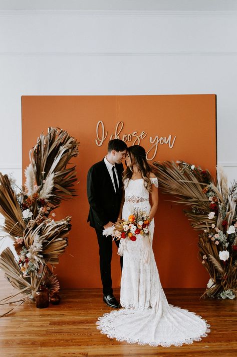 Rust Backdrop Wedding, Boho Wedding Backdrop Indoor, Wedding Backdrop Terracotta, Wedding Boho Backdrop, Boho Wedding Backdrop Receptions, Orange Photo Backdrop, Terracotta Wedding Backdrop, Boho Backdrop Ideas, Terracotta Backdrop