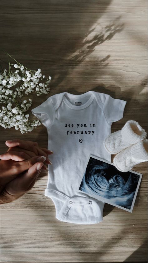 Photo With Baby Ideas, Pregnant Reveal Ideas, Cute Ideas To Tell Husband Your Pregnant, Onsie Pregnant Announcement, Baby Announcement 2024, Cute Way To Announce Pregnancy To Family, Minimalist Baby Announcement, Pregnancy Announcement Ideas Instagram, Cute Simple Pregnancy Announcement