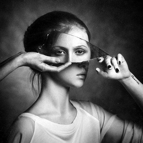 Great Art Photography Examples For Inspiration (6) Charcoal Drawings, Natural Portrait, Mirror Photography, Reflection Photos, Reflection Photography, Foto Tips, Conceptual Photography, Diy Photography, Foto Art