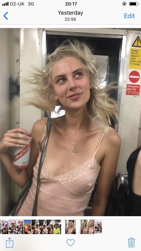 Ellie Rowsell in Jono White’s instagram story Ellie Rowsell Style, Ellie Roswell, Ellie Rowsell, Wolf Alice, Hands On Hips, Office Outfits Women, Girls Music, Inspiring Women, Glamour Makeup