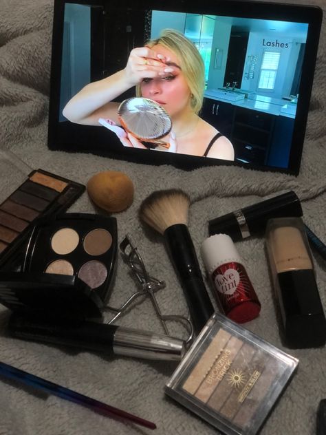 Vogue Makeup Aesthetic, Vouge Aesthetic Beauty Secrets, Makeup Aesthetic Pictures, Girl Getting Ready Aesthetic, Doing Makeup Aesthetic In Mirror, Doing Makeup Aesthetic, Beauty Influencer Aesthetic, Vogue Beauty Secrets Aesthetic, Vogue Secrets