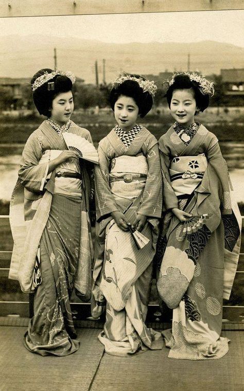 A snapshot of fashion history, Japan, 1910s. Taisho Period, 1920 Fashion, Japan History, Geisha Girl, Japanese Geisha, Ukiyo E, Maneki Neko, Japan Art, Vintage Japan