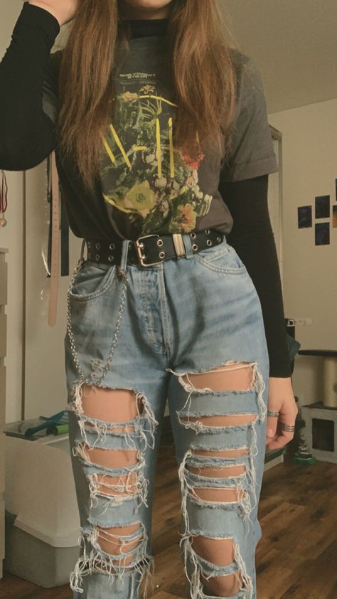 Soft E-girl Outfits, Retro Dark Outfits, 2018 Grunge Outfits, Egirl Astethic, Dark Fits Aesthetic, Beachy Grunge Outfits, Grunge Outfits With Jeans, 90s Grunge Aesthetic Outfits Women, Aufits Grunge Girl