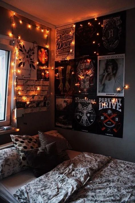 How To Give Your Dorm Room A Gothic Makeover - Society19 Grunge Room Ideas, Dorms Decor, Grunge Bedroom, Halloween Bedroom Decor, Teenage Room Decor, Small Apartment Bedrooms, Halloween Bedroom, Dorm Design, Apartment Bedroom Design