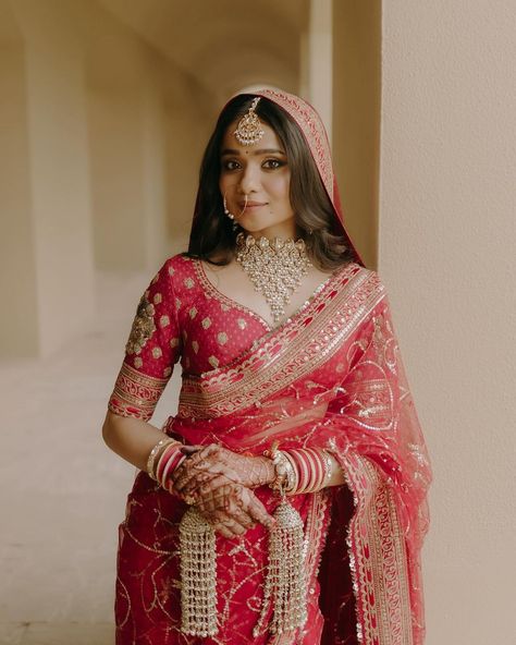 Allu (@aleena_oommen) • Instagram photos and videos Reception Saree For Bride Indian, Bride In Red Saree, Reception Dress Bride Indian, Red Saree Wedding, Bride Reception Dresses, Marathi Bride, Reception Saree, Indian Wedding Bride, Latest Bridal Lehenga