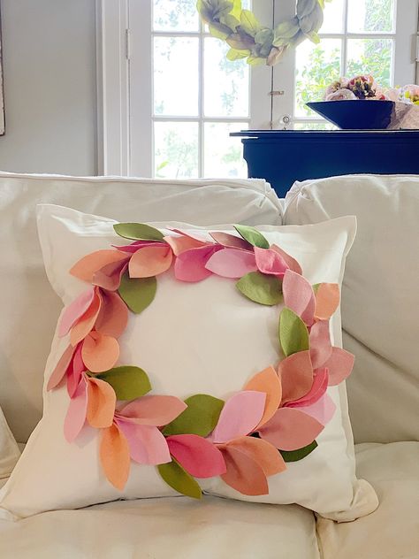 Crafts Felt Wreath Patchwork, Hydrangea Wreath Diy, Diy Crafts For School, 100 Year Old Home, Pillows Diy, Summer Wreath Diy, Projek Menjahit, Creative Pillows, Cottage Wreath