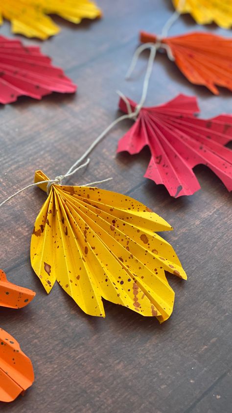 Easy Fall Classroom Decorations, Diy Fall Leaf Decor, Autumn Decorations Classroom, Fall Classroom Party Decorations, School Autumn Decorations, Fall Paper Decorations Diy, Autumn Classroom Display, Autumn Decor Classroom, Fall Crafts To Hang From Ceiling Classroom