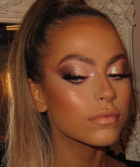 The Perfect First-Date Makeup Ideas to Seduce Your Crush Valentine’s Day Glam Makeup, Gold New Years Makeup, Gold Formal Makeup Looks, Nye Gold Makeup, Vegas Makeup Looks, Disco Wedding Makeup, Vegas Glam Makeup, Lunch Makeup Look, Vegas Wedding Makeup