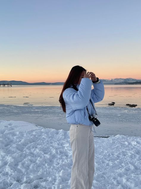 winter snow outfit photo ideas inspo Hokkaido, Snow Beach Photoshoot, Winter Post Ideas Instagram, Pose In Snow Photo Ideas, Pictures To Take In Snow, Pics In Snow Photo Ideas, Photos To Take In The Snow, Cute Snow Photos, Snow Picture Ideas Instagram