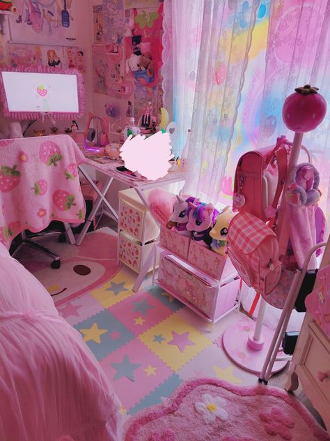 Kawaii Room Layout, Kawaii Rooms Bedrooms, Cutecore Living Room, Little Spaces Room, Small Pink Room, Harajuku Bedroom, Sanriocore Bedroom, Sanrio Computer, Kawaii Core Room