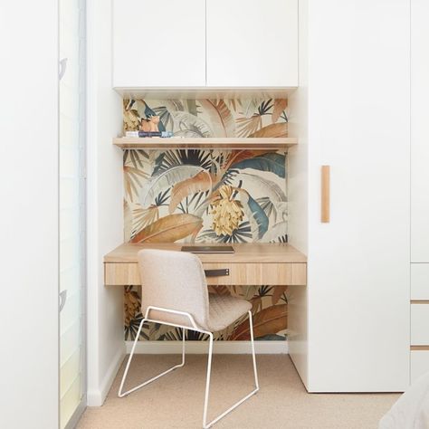 I+D Studio | Manly Apartment + custom joinery in bedroom with a feature wallpaper simple but elegant Manly Apartment, Desk Nook, Bilik Idaman, Office Wallpaper, Office Nook, Study Nook, Feature Wallpaper, 아파트 인테리어, غرفة ملابس