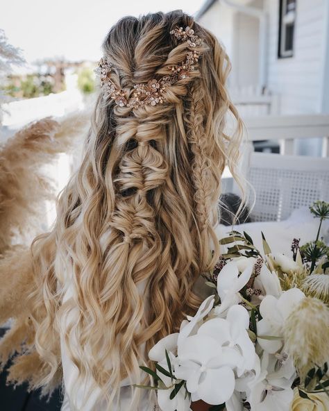 Wedding Rustic Hairstyles, Bridal Makeup Rustic Wedding, Rustic Bride Hairstyles, Wedding Hairstyles Rustic, Bridal Hair For Thick Curly Hair, Half Up Half Down Hair Bridal Braid, Wedding Ideas Hair, Wedding Hair Rustic, Bridal Veil Long Hair