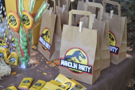 Favor bags at a Jurassic dinosaur birthday party! See more party ideas at CatchMyParty.com! Fête Jurassic Park, Dinosaur Favor Bags, Dinosaur Party Bags, Festa Jurassic Park, Jurassic Park Birthday Party, Dinosaur Favors, Birthday Party At Park, Jurassic Park Birthday, Dinosaur Birthday Party Decorations