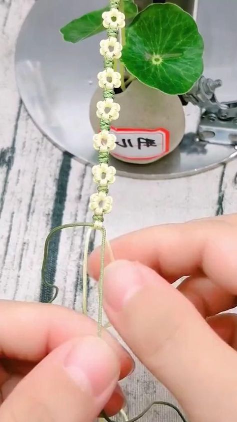 Flower Bracelet Tutorial String, Flower Thread Bracelets, Flower Yarn Bracelet, Hemp Cord Crafts, Martisoare Handmade Ideas, Flower Bracelet Tutorial, Simpul Makrame, قلادات متدلية, Pola Macrame