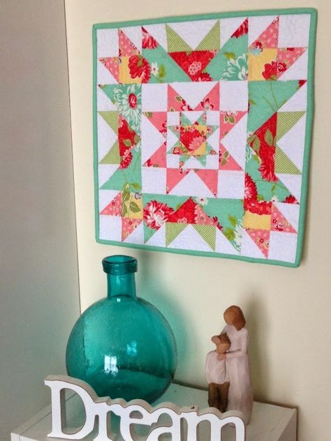 Star Cluster, Tela, Quilted Wall Hangings Patterns, Sewing Machine Cover Pattern, Mini Quilt Patterns, Hanging Quilts, Sewing Machine Cover, Miniature Quilts, Star Quilt Blocks