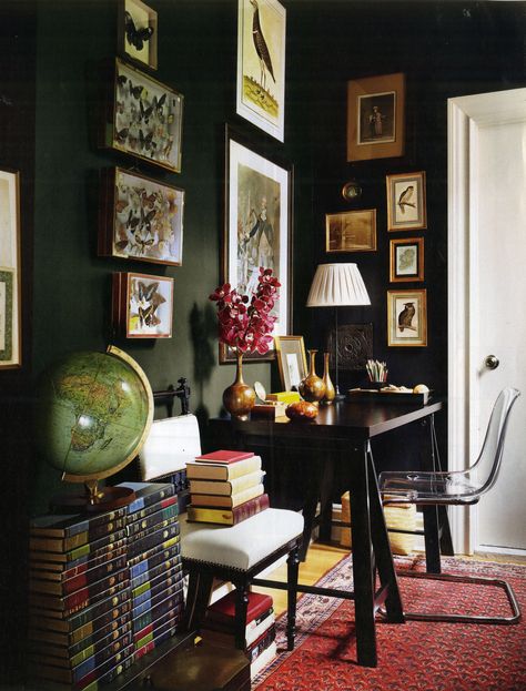 dark green walls with white trim Dark Green Walls, Stylish Wall Decor, Black Wall Decor, Gallery Wall Inspiration, Dark Walls, Big Design, Eclectic Interior, Boho Interior, Inspiration Wall