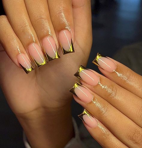 @Nailsbydreamy on insta 🫶🏽 Gold Nails French, Art Bullet Journal, Gold Tip Nails, Nyc Harlem, Bullet Journal Sticker, Gold Chrome Nails, Crome Nails, Gold Acrylic Nails, Chrome Nails Designs