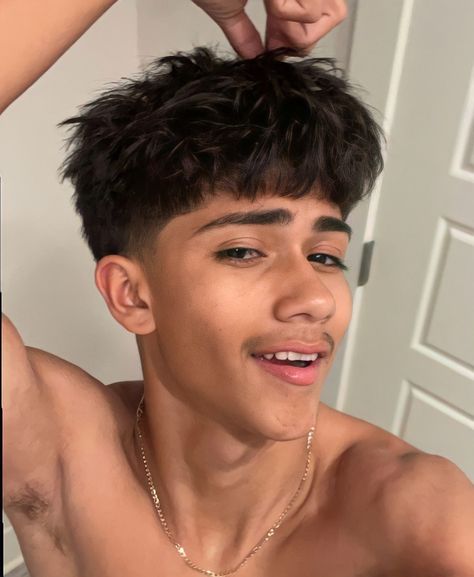 Hispanic Hairstyles, Taper Fade Short Hair, Men Fade Haircut Short, Taper Fade Curly Hair, Men Hair Highlights, Mexican Hairstyles, Edgars Haircut, Gents Hair Style, Fresh Haircut