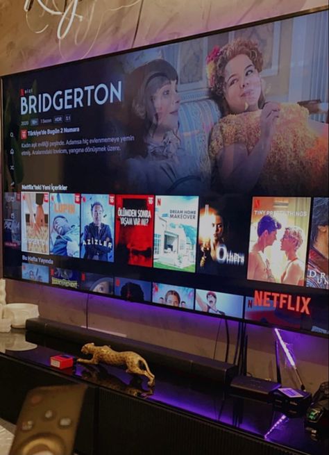 bridgerton / netflix / netflix&chill / movie night Netflix And Chill Aesthetic, Netflix Chill, Buyer Persona, Aesthetic Girls, Cute Tumblr Pictures, Architecture Design Concept, Watch Netflix, Netflix And Chill, Netflix Movies