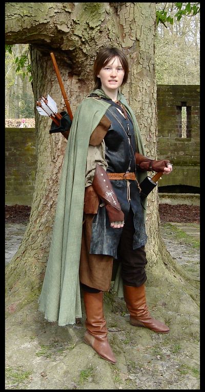 Aragorn Ranger Outfit, Elven Archer Costume, Female Aragorn Cosplay, Archer Ren Faire, Ren Faire Ranger Costume, Ren Faire Outfits Ranger, Ranger Pose Reference, Dnd Ranger Cosplay, Ren Faire Archer Costume