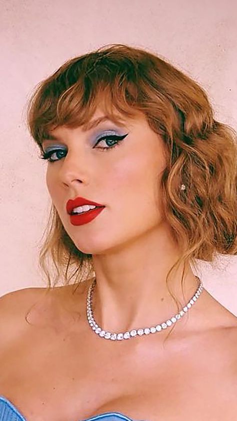 Taylor Swift Blue Eyeshadow, Taylor Swift Our Song Makeup, Taylor Swift Winged Eyeliner, Taylor Swift 1989 Inspired Makeup, 1989 Era Makeup Ideas, Taylor Swift Cat Eye Makeup, Taylor Swift 1989 Era Makeup, Taylor Swift Makeup 1989, 1989 Makeup Looks