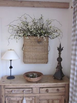 Hanging Baskets, Basket On Wall, Hanging Wall Vase, Muebles Shabby Chic, Cottage Shabby Chic, Basket Uses, Wall Vase, Cool Ideas, Baskets On Wall