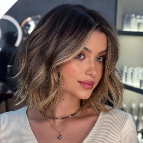 Tousled Wavy Bob for Round Faces Color Pelo, Unnatural Hair Color, Short Hair Cuts For Round Faces, Chin Length, Vlasové Trendy, Wavy Haircuts, Haircuts For Wavy Hair, Short Hair Styles For Round Faces, Short Hair Balayage