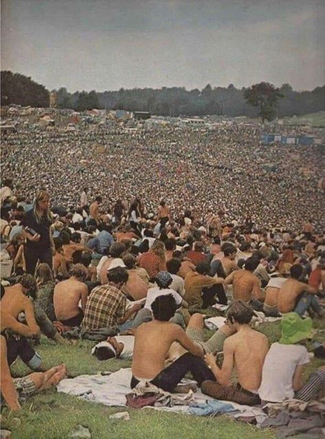 It’s hard hard to imagine this many people sitting together peacefully. Woodstock, 1969. 1969 Woodstock, Mundo Hippie, Woodstock Photos, Foto Muro Collage, Woodstock Hippies, Woodstock 1969, Woodstock Festival, Hippie Man, Hippie Aesthetic