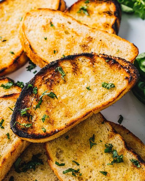 French Garlic Bread, Grilled Bread Recipes, Grilled Garlic Bread, Grilled Veggie Kabobs, Spanish Tapas Recipes, Bread Garlic, Grilled Garlic, Veggie Kabobs, Bread Sauce