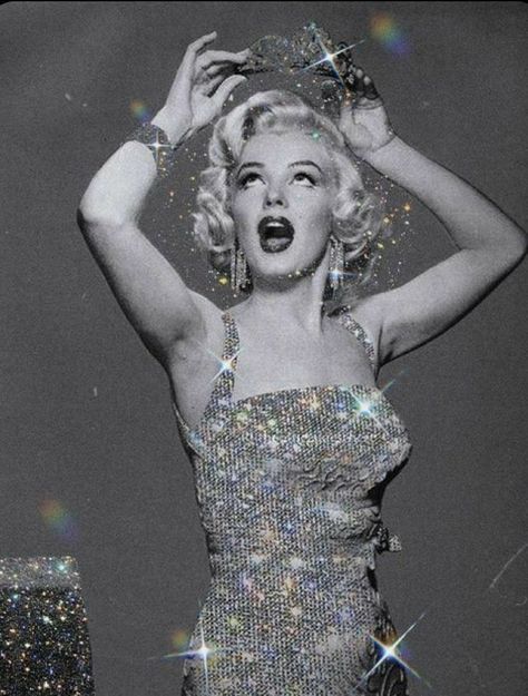 Marilyn Monroe in black and white photo, holding a tiara. Picture is dazzled in glitter and sparkles. This Is Her Picture, Bling Bling Aesthetic, Vintage Hollywood Aesthetic, Shine Aesthetic, Diamonds Aesthetic, Diamond Aesthetic, Hollywood Glamour Aesthetic, Arte Glitter, Putri Diana