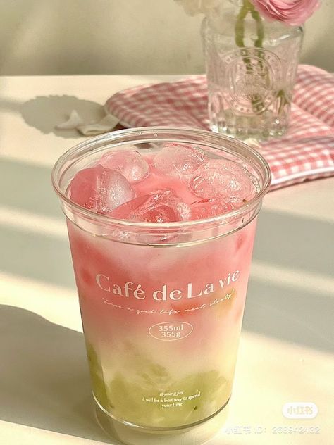 Essen, Ice Fruit, Beautiful Drink, Iced Drinks Recipes, Drink Recipes Nonalcoholic, Pink Fruit, Cute Snacks, Food Garnishes, Pinterest Aesthetic