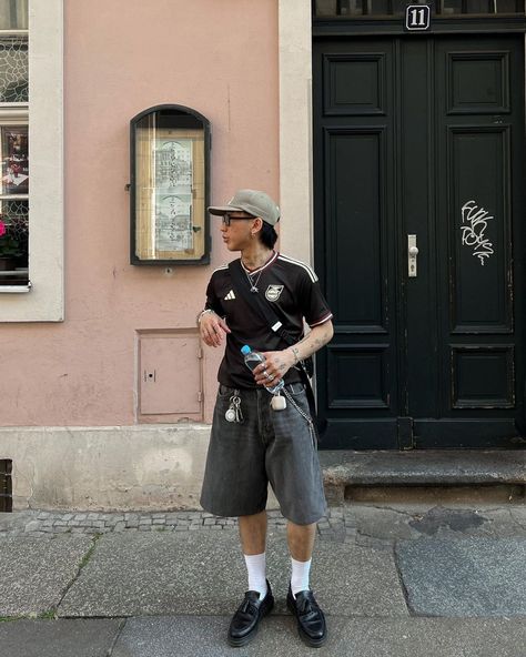 Baggy Shorts Men Outfit, Jorts Inspo Men, Summer Look Men Outfit Ideas, Men’s 90s Outfits Jorts, Baggy Shorts Y2k, Short Outfits Y2k, Denim Shorts Men Outfit Street Styles, Grey Jorts Outfit Men, Black Jean Outfits Summer