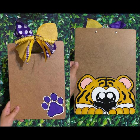 Clip Board Decorating Paint, Painted Clipboards Teacher, Teacher Clipboard Painted, Teacher Signs Diy, Clipboard Painting Ideas, Painted Clipboards, Clipboard Ideas, Nurse Clipboard, Clipboard Art