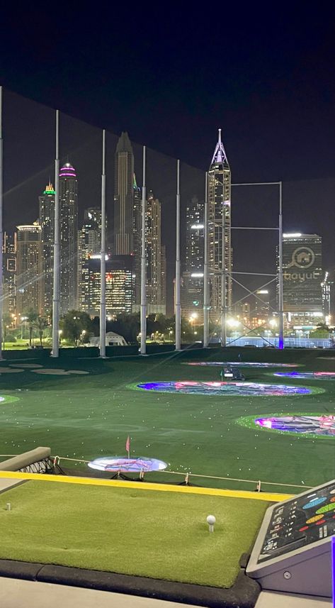 Top Golf Asthetic, Top Golf Pictures, Top Golf Aesthetic Night, Top Golf Aesthetic, Top Golf Dubai, Golf Club Aesthetic, Golf Picture Ideas, Top Golf Date, Top Golf Outfit