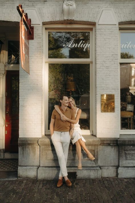 Pre Wedding Photoshoot City, Hilton Head Engagement Photos, Engagement Photos Street Style, Fountain Couple Pictures, Couple Poses Wallpaper, Vintage Couples Photos, Rome Couple Photoshoot, Pics For Couples Ideas, Vintage Style Couple Photoshoot