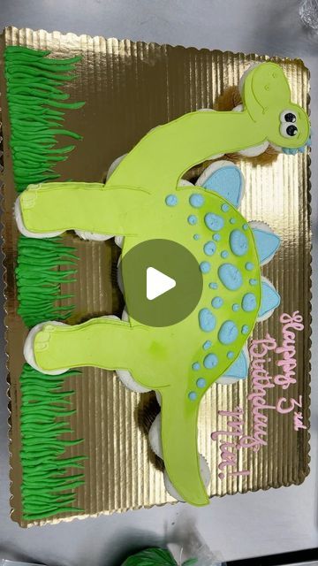 Dinosaur Giant Cupcake, Dinosaur Cupcakes Pullapart, Pull Apart Cupcake Cake Dinosaur, Dinosaur Cake With Cupcakes, Dinosaur Cake Cupcakes, Dino Four Birthday Cake, Dinosaur Cupcake Cake Template, Diy Dinosaur Cake Easy, Dino Pull Apart Cupcakes