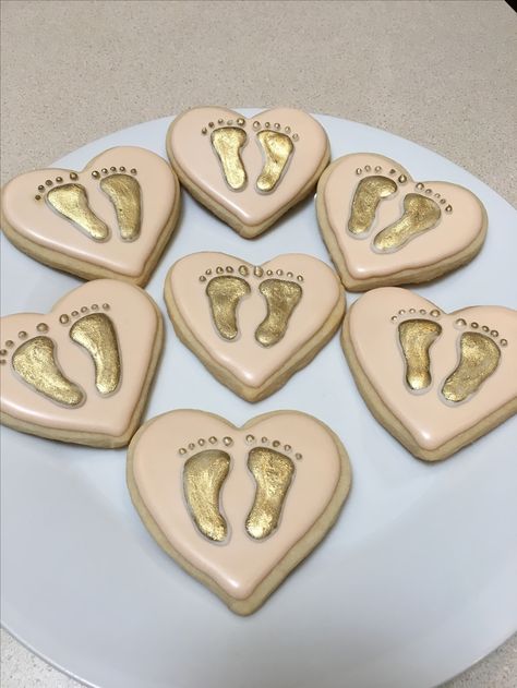 Gender Reveal White And Gold, Gender Reveal Ideas White And Gold, Tan Baby Shower Ideas, White And Gold Baby Shower Ideas, Beige Baby Shower Ideas, Brown Baby Shower Ideas, Fancy Baby Shower, Gold Baby Shower Decorations, Mommy Things