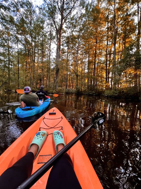 Adventure Date Aesthetic, Paddle Boarding Date, Hiking Date Ideas, Kayaks Aesthetic, Lake Date Ideas, Kayaking Date, Kayak Pictures Ideas, First Date Pictures, Kayak Aesthetic