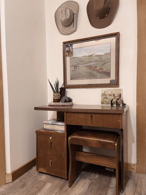 Western Cottage Living Room, Cowboy Office Decor, Vintage Western House Decor, Western Vintage Home Decor, Vintage Cowboy Bedroom, Cowboy Home Aesthetic, Western Desk Decor, Western Office Ideas, Vintage Western Bedroom